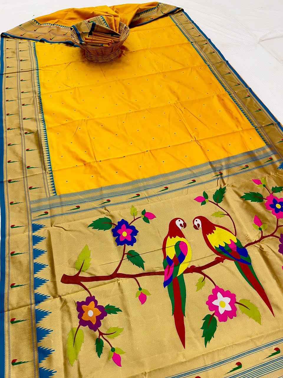 Lashmikaa Muniyaa Paithani